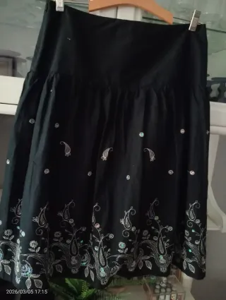 Falda negra con bordados en color plata TL