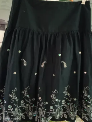 Falda negra con bordados en color plata TL