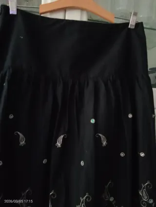 Falda negra con bordados en color plata TL