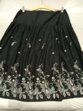 Falda negra con bordados en color plata TL