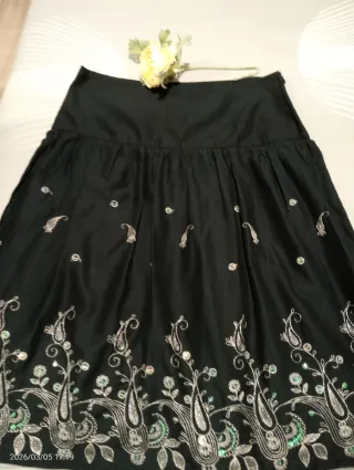Falda negra con bordados en color plata TL