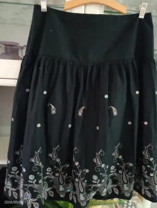 Falda negra con bordados en color plata TL