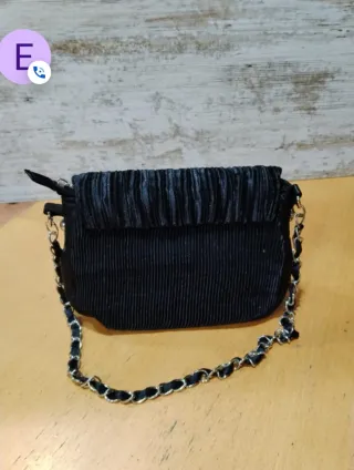 Bolso Negro de Raso con Flor de Adorno. Nuevo