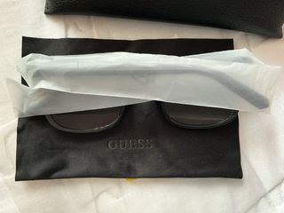 Gafas de sol Guess grises y negras