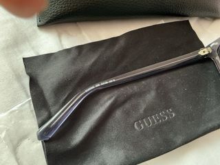 Gafas de sol Guess grises y negras