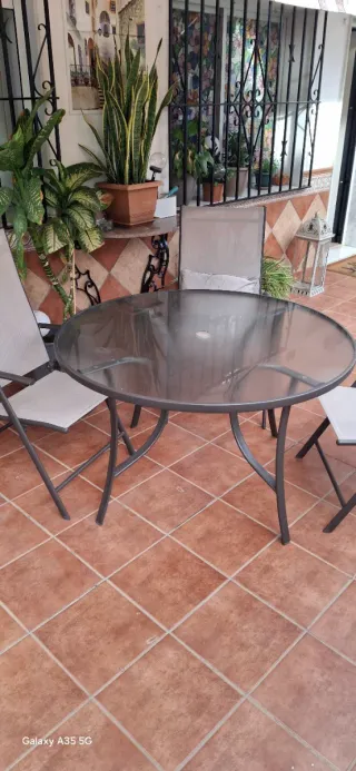 Mesa y sillas de jardín