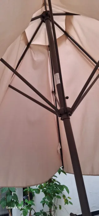 Mesa y sillas de jardín