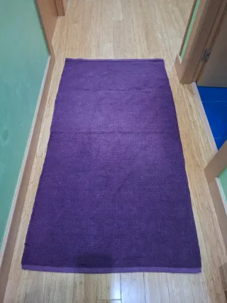 Alfombra pasillo o habitación morada