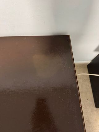 Mesa de salón de madera oscura