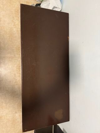 Mesa de salón de madera oscura