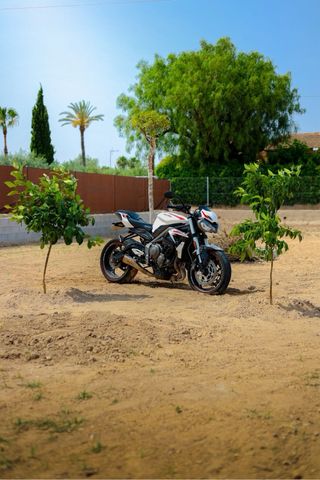 Moto Triumph Naked Roja y Blanca