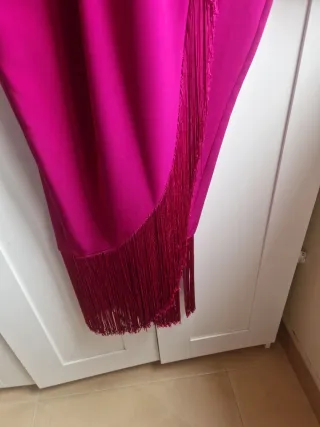 Vestido invitada fucsia con flecos
