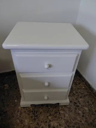 Cómoda infantil con cambiador. Mesita. Estantería.