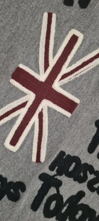 Vestido de punto gris con estampado