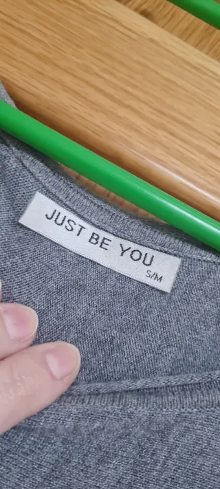 Vestido de punto gris con estampado