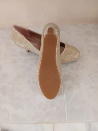 Zapatos de fiesta dorados