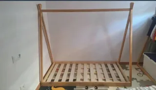 Cama Montessori tipi + colchón nuevo + estantería