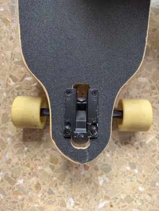 Longboard negro con diseño de palmeras