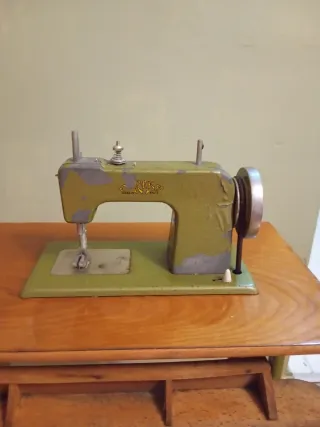 Máquina de coser de juguete antigua