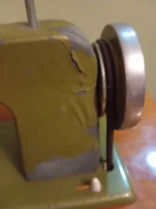 Máquina de coser de juguete antigua