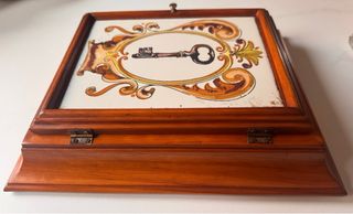 Armario  de madera y cerámica para llaves