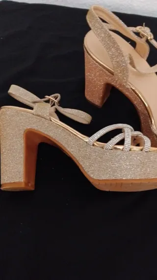 Sandalias DAY-VINE doradas con pedrería