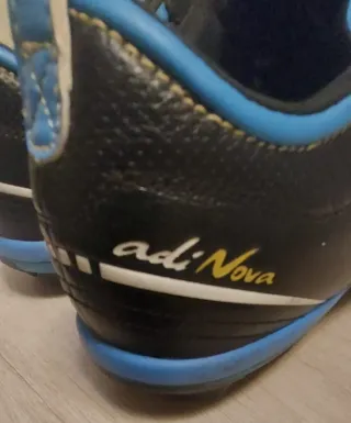 Botas de fútbol Adidas negras y azules