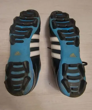 Botas de fútbol Adidas negras y azules