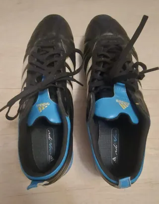 Botas de fútbol Adidas negras y azules