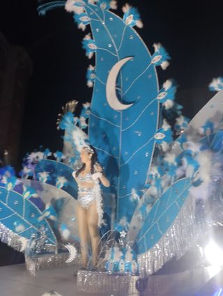 Traje de Reina y Carroza