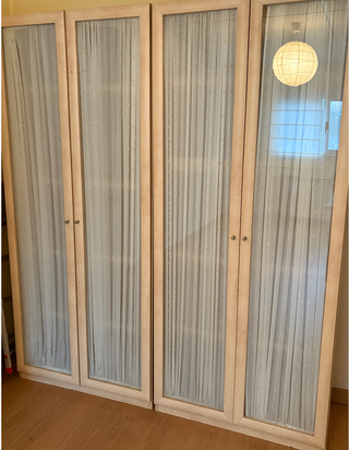 2 Armarios de madera y cristal