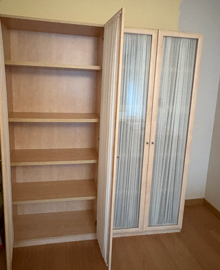 2 Armarios de madera y cristal