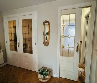 3 Puertas blancas Interior, con vidriera emplomada