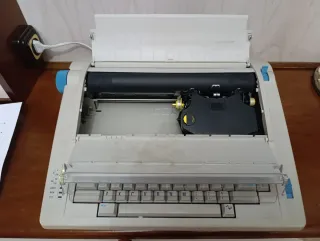 Máquina de escribir eléctrica Royal Gabriela 110