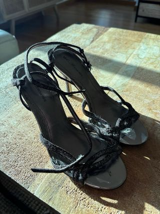 Sandalias de tacón plateadas y negras