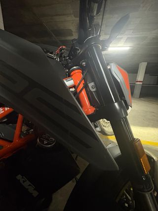 KTM Duke 125 Negra y Naranja