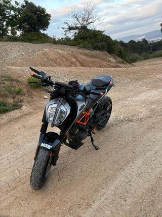 KTM Duke 125 Negra y Naranja