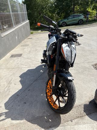 KTM Duke 125 Negra y Naranja