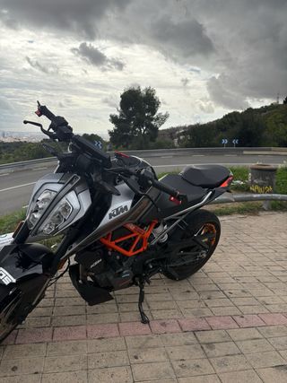 KTM Duke 125 Negra y Naranja