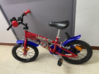 Bicicleta infantil roja y azul