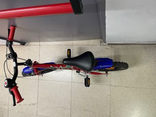 Bicicleta infantil roja y azul