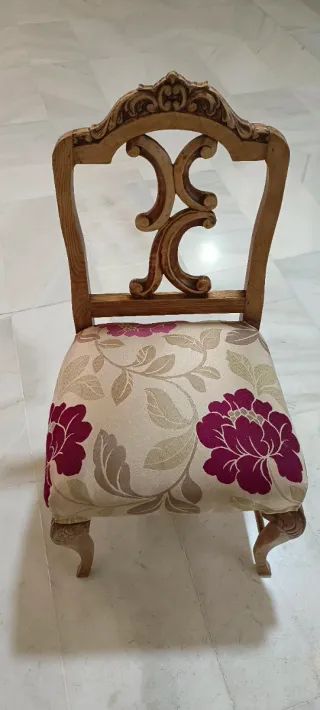 Silla antigua pequeña con tapizado floral