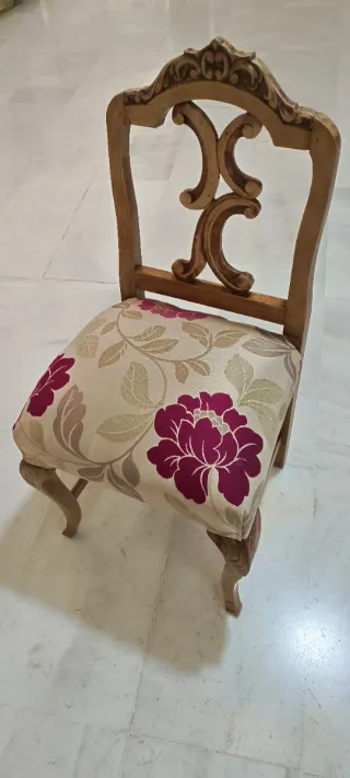 Silla antigua pequeña con tapizado floral