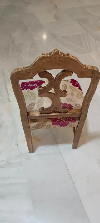 Silla antigua pequeña con tapizado floral