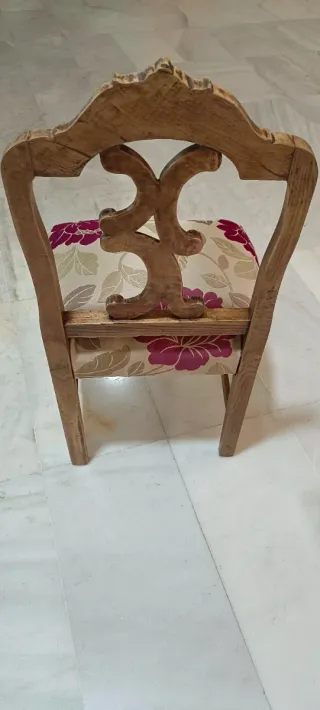 Silla antigua pequeña con tapizado floral