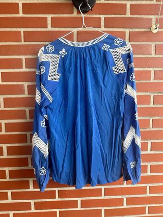 Blusa Sfera bordada azul talla S