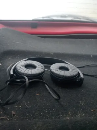 Auriculares Sony con cable negros