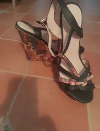 Sandalias de cuña negras y multicolor