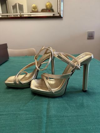 Sandalias Zara tacón dorado talla 36