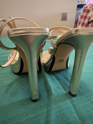 Sandalias Zara tacón dorado talla 36
